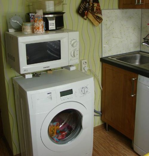 máy giặt trong bếp