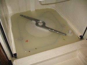 Mesin basuh pinggan mangkuk tidak mengalirkan air - apa yang perlu dilakukan?