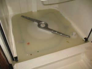 Zašto je voda ostala u perilici posuđa?