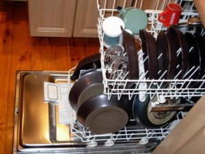 ordning av tallerkener i oppvaskmaskinen