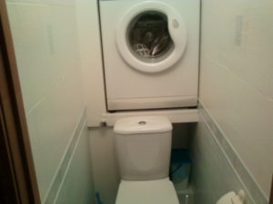 Značajke instaliranja perilice rublja u WC-u