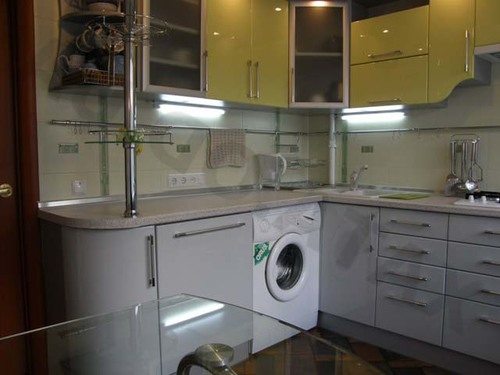 Waschmaschine in der Küche unter der Arbeitsplatte