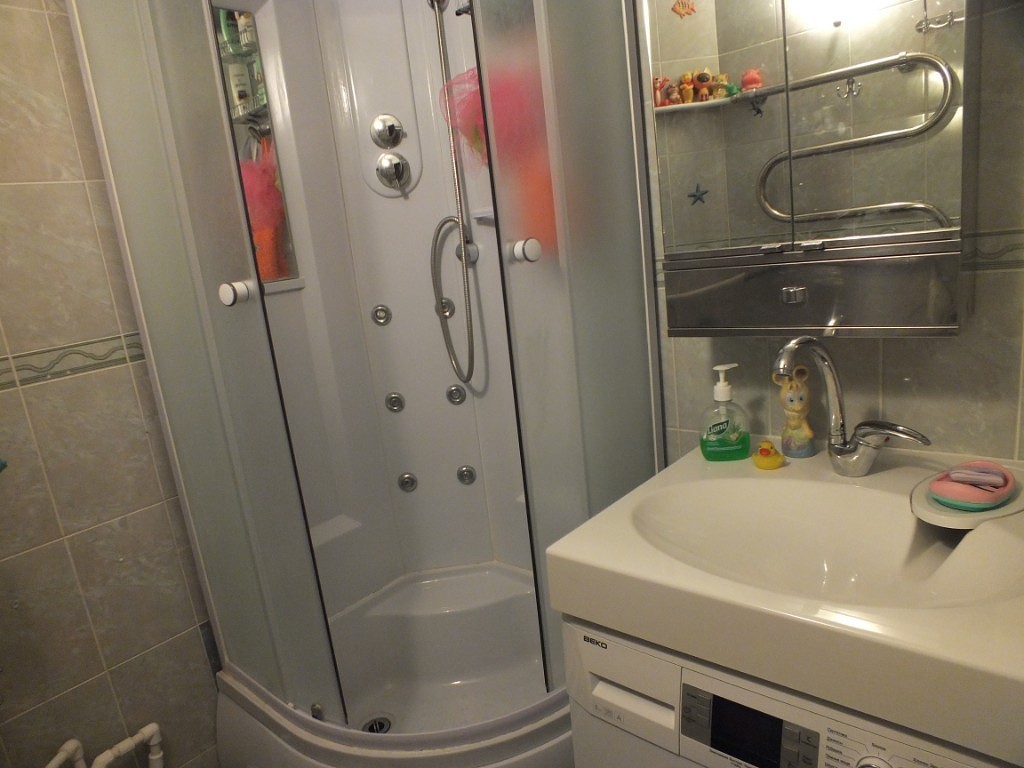חדר אמבטיה בחרושצ'וב עם מכונת כביסה