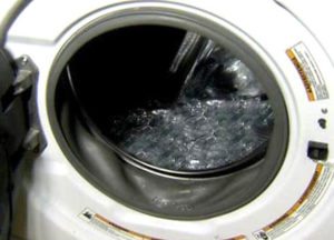 מכונת הכביסה מכובה ומרימה מים