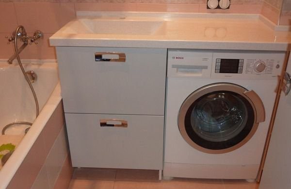 Móveis para uma máquina de lavar roupa no banheiro