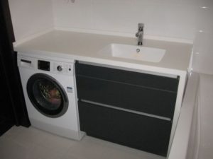Skap for vaskemaskin på badet