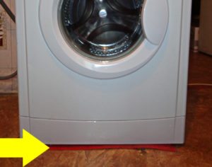 Çamaşır makinesini ahşap bir zemine takma