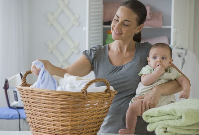 Wie man Kleidung für Neugeborene wäscht