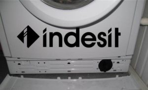 Bir Indesit çamaşır makinesinde filtrenin açılması ve temizlenmesi