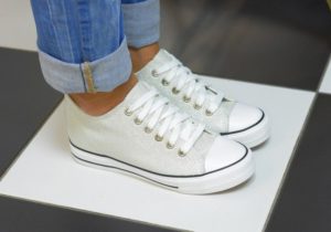Τι να κάνετε αν τα πάνινα παπούτσια γίνονται κίτρινα μετά το πλύσιμο