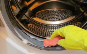 Bagaimana untuk membersihkan mesin basuh bau dan kotoran
