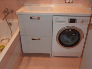 Arbeitsplatte für das Bad unter der Waschmaschine und Waschbecken
