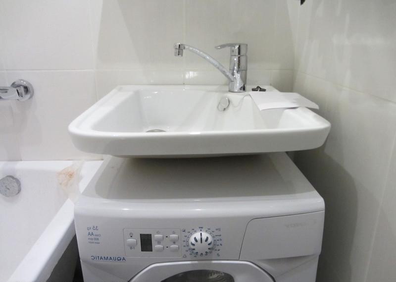 Pārskati par izlietni virs veļas mazgājamās mašīnas