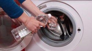 mazgājot veļas mašīnu ar etiķi