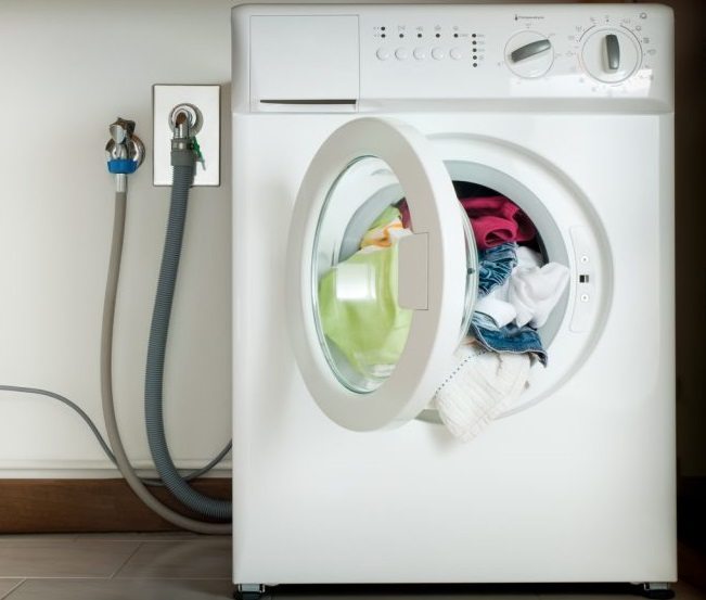 Как да свържете дренажния маркуч на пералнята към канализацията