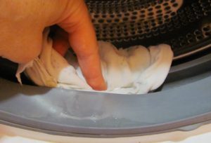 Limpie el manguito de la escotilla después de lavar