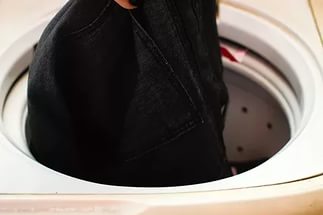 Cách giặt quần áo màu đen trong máy giặt