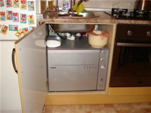 mesin basuh pinggan mangkuk yang padat di dapur kecil