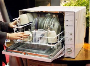 mesin basuh pinggan mangkuk di dapur kecil