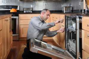 Pemasangan mesin pencuci pinggan Electrolux secara bebas