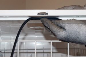 Πώς να εγκαταστήσετε μια φλάντζα πόρτας πλυντηρίου πιάτων