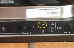 Borsteindikatorn i Bosch diskmaskin blinkar