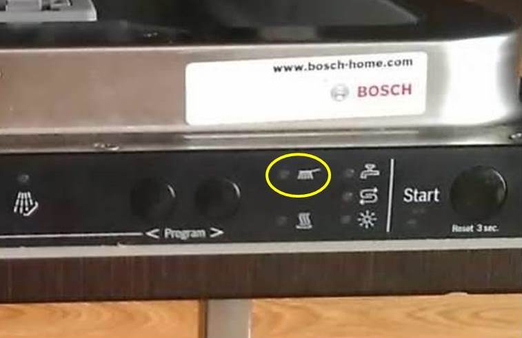 Индикаторът на четката в съдомиялната машина на Bosch мига