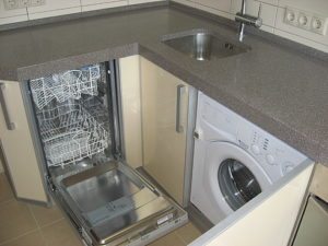 Máy rửa chén nên ở đâu trong bếp góc?