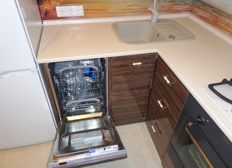 et eksempel på plassering av oppvaskmaskin på et lite kjøkken