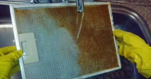 Er det muligt at vaske filteret fra hætten i opvaskemaskinen