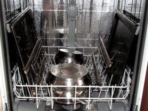 Bolehkah saya membersihkan dulang di mesin basuh pinggan mangkuk?