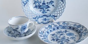 Can porcelain dishes be washed in a dishwasher