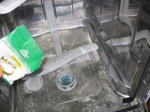Kā tīrīt trauku mazgājamo mašīnu ar citronskābi