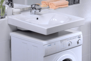 Vask med et sideafløb under vaskemaskinen