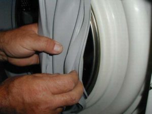 Cómo reemplazar el brazalete en una lavadora Ariston