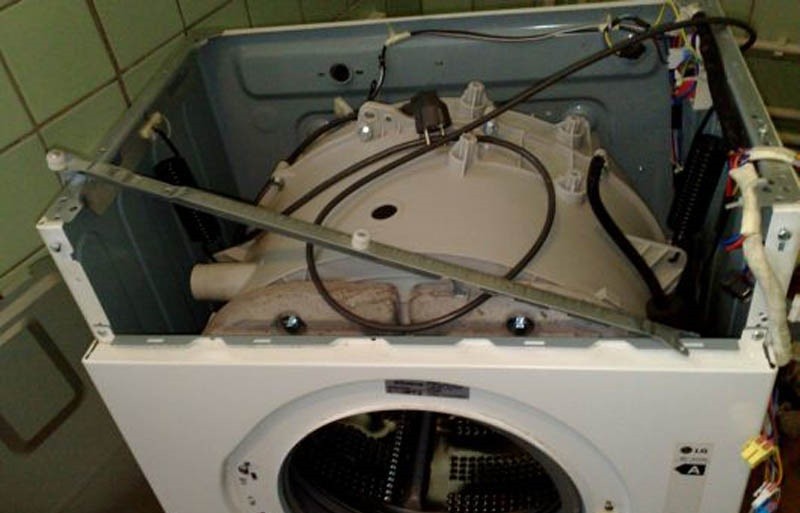 אנו מוציאים את המיכל של מכונת הכביסה של קאנדי