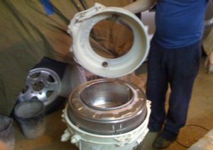 Dismantling the drum of an Indesit washing machine