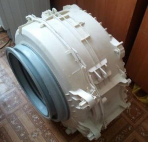 Removendo o tambor de uma máquina de lavar roupa Indesit