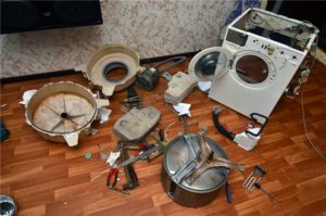 Az Indesit mosógép sok részletből áll