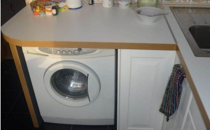 Bagaimana untuk meletakkan mesin basuh di dapur kecil