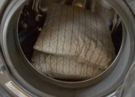איך לשטוף כרית במבוק במכונת כביסה