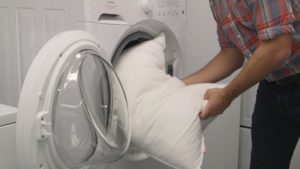 Como lavar um travesseiro de holofiber em uma máquina de lavar roupa