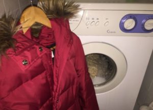 Sådan vaskes en jakke på en syntetisk vinterisator i en vaskemaskine