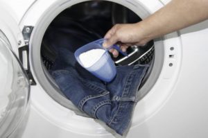 Er det mulig å helle pulver i trommelen til en vaskemaskin?