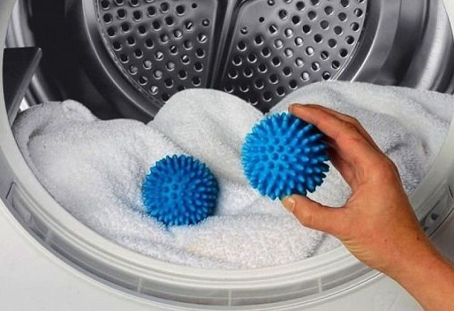 за омекотяване на тъканта по време на пране сложете топки