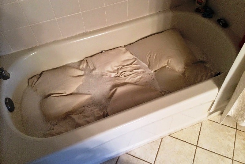 накиснете одеялото във ваната преди миене на ръце