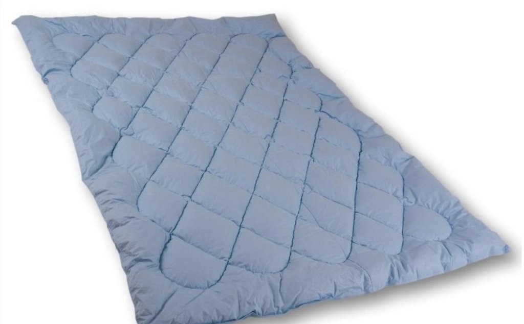 разстелете одеялото върху хоризонтална повърхност на проветриво място, не на пряка слънчева светлина