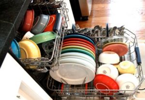 Bulaşık makinesinde bulaşık yıkama