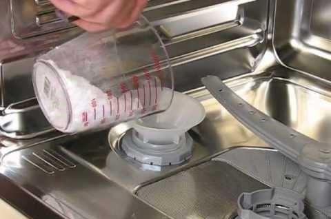 добавяне на сол към съдомиялната машина