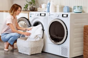 Wie man Wäsche in einer Waschmaschine stapelt